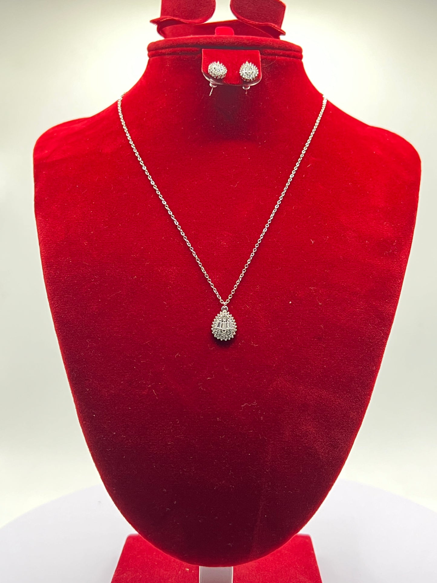 Radiant necklaces and earrings